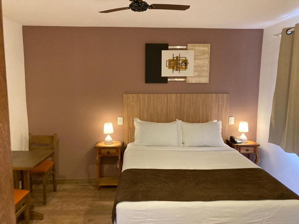 Quarto com Cama Queen-size e Vista da Piscina
