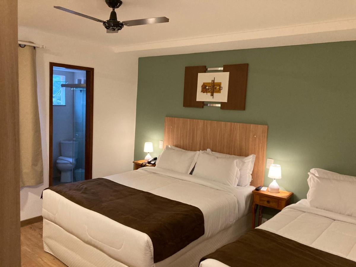 Quarto Triplo com Vista para a Piscina