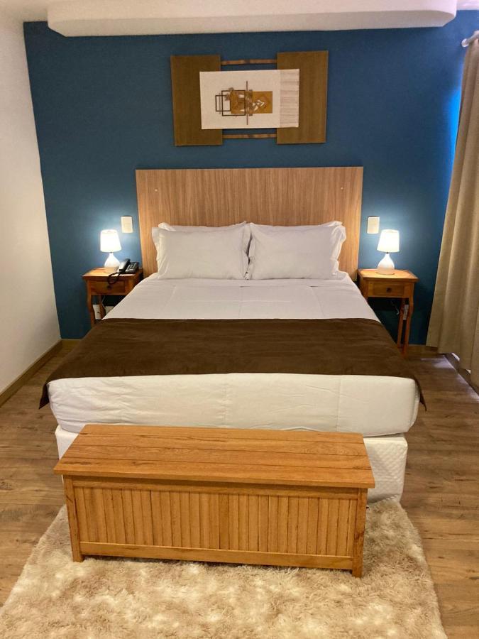 Quarto com Cama Queen-size e Banheira de Hidromassagem